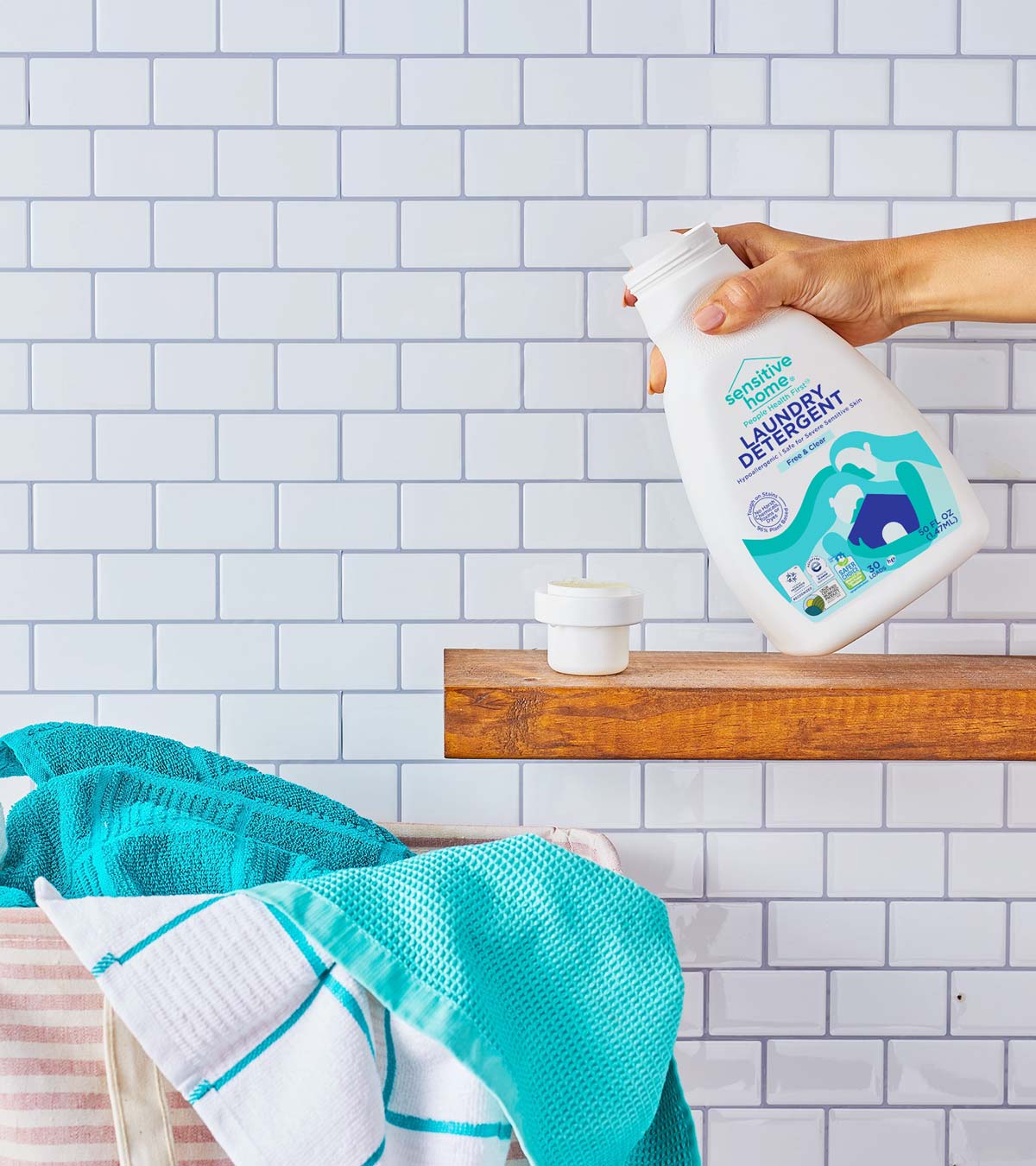 Sensitive Home敏感家居家用清潔劑洗衣液洗碗液logo設(shè)計包裝設(shè)計，兩個長發(fā)女人擁抱房子插畫