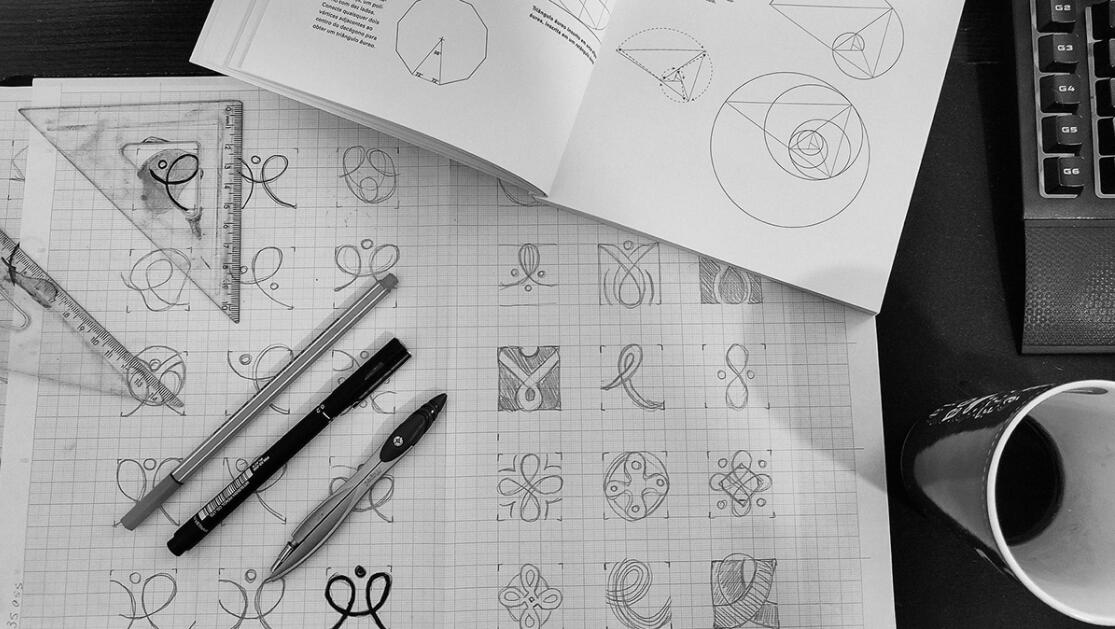 Esmeralda 保健診所醫院logo設計vi設計，醫療十字、膠囊與愛心元素