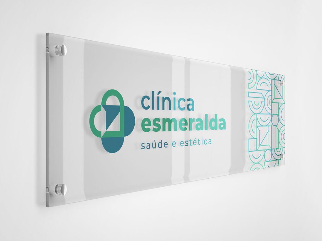 Esmeralda 保健診所醫院logo設計vi設計，醫療十字、膠囊與愛心元素