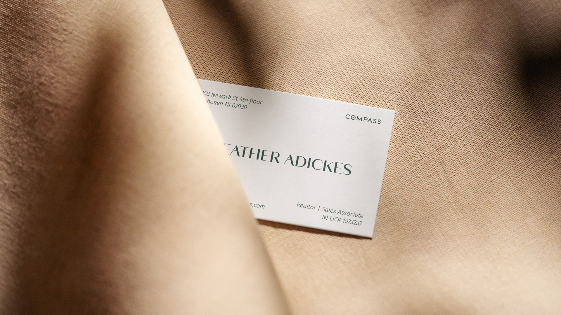 Heather Adickes房地產中介經紀人品牌logo設計形象設計，字母H+橋梁+房子