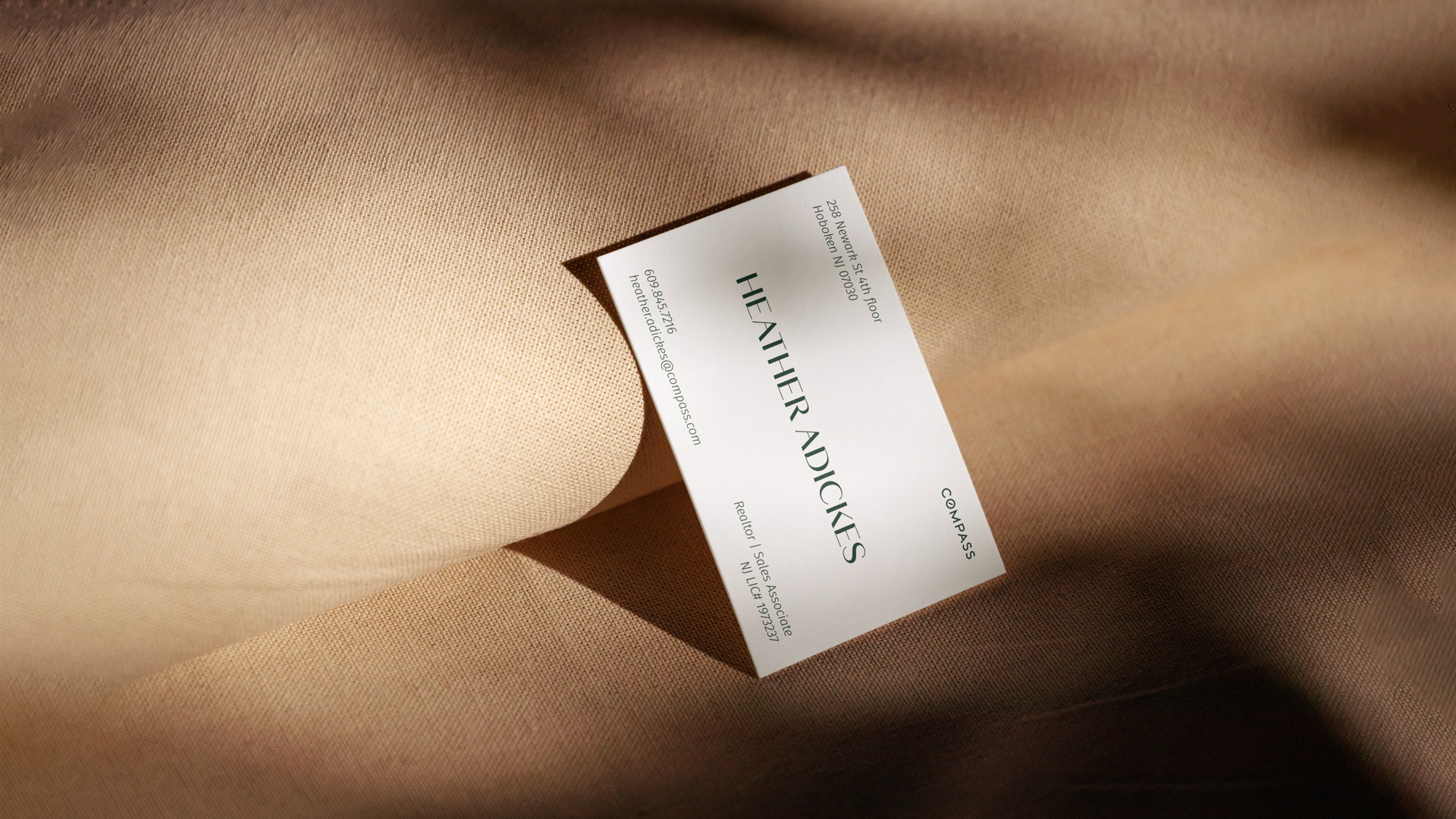 Heather Adickes房地產中介經紀人品牌logo設計形象設計，字母H+橋梁+房子