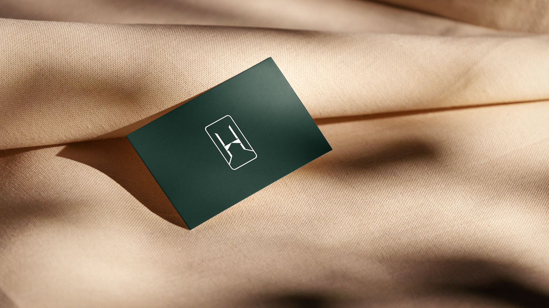 Heather Adickes房地產中介經紀人品牌logo設計形象設計，字母H+橋梁+房子