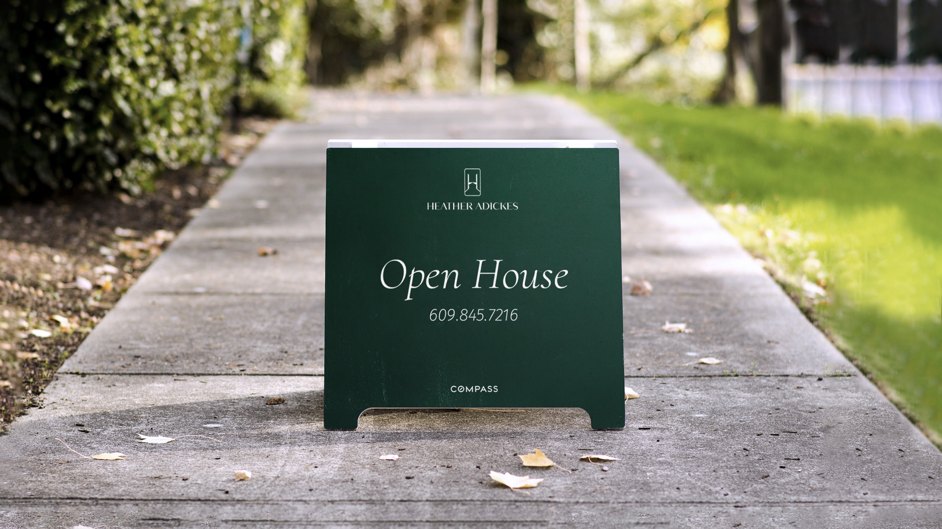 Heather Adickes房地產中介經紀人品牌logo設計形象設計，字母H+橋梁+房子