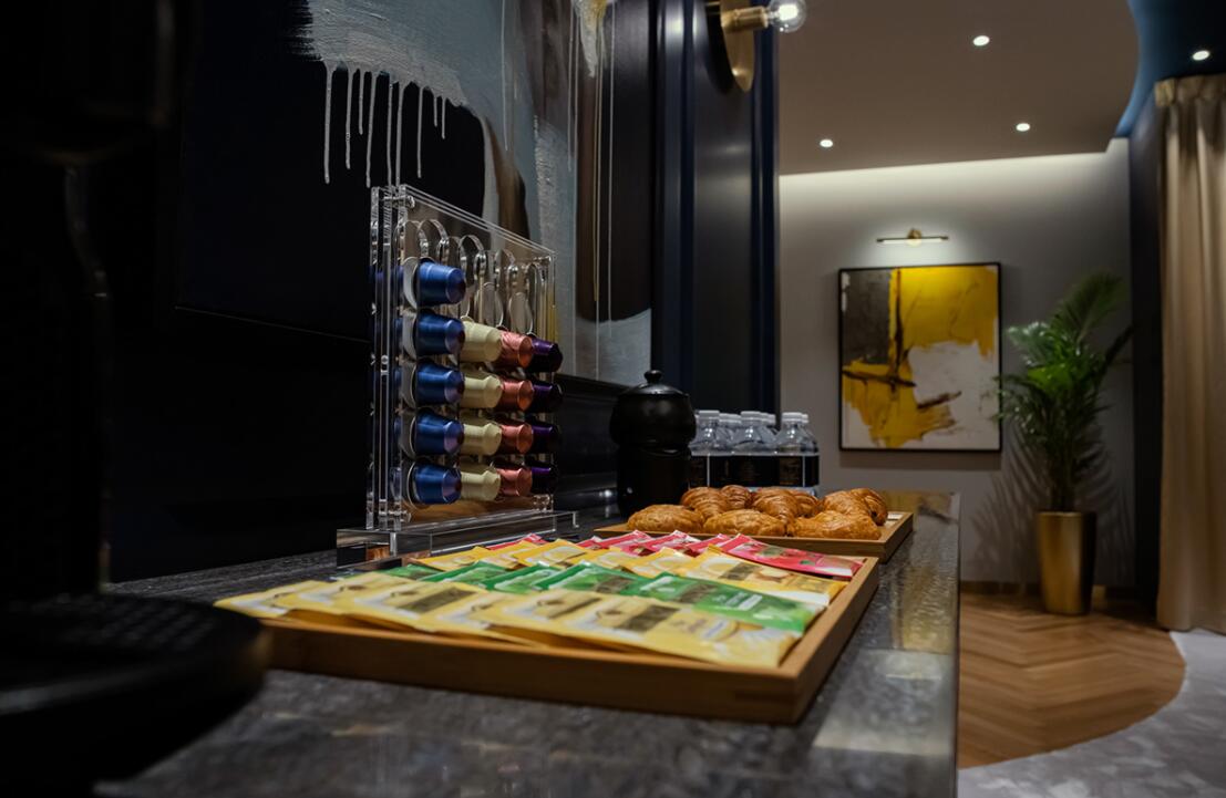 PABLO BLAU高端護膚美容會所診所logo設計品牌形象vi設計，藍金色奢華風格