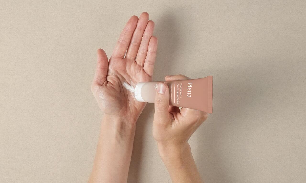 Plena皮膚科美容護理診所logo設計品牌vi形象設計，綠粉雙色漸變風格