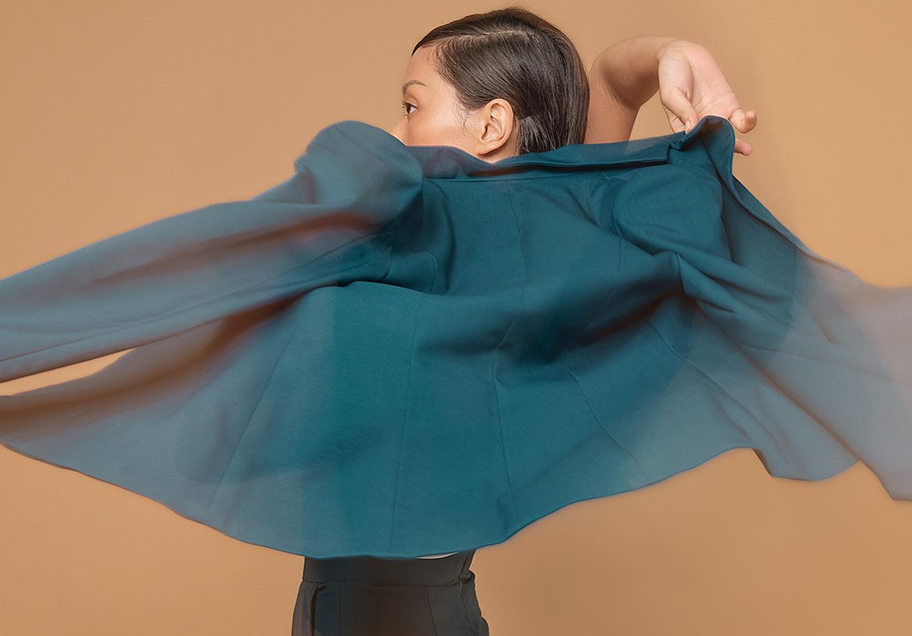 Ruco非手術美容與皮膚護理醫療logo設計vi設計。青黑色金色奢侈風與循環交叉線條-制服設計