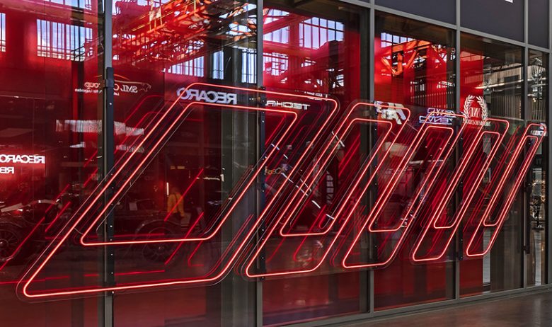 奔馳汽車私人沙龍咨詢店鋪空間設(shè)計“炫酷紅色”風格