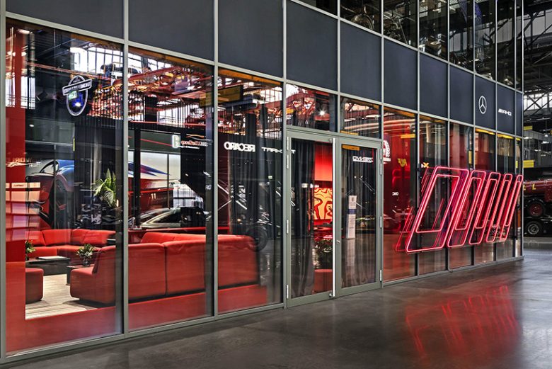 奔馳汽車私人沙龍咨詢店鋪空間設(shè)計“炫酷紅色”風格