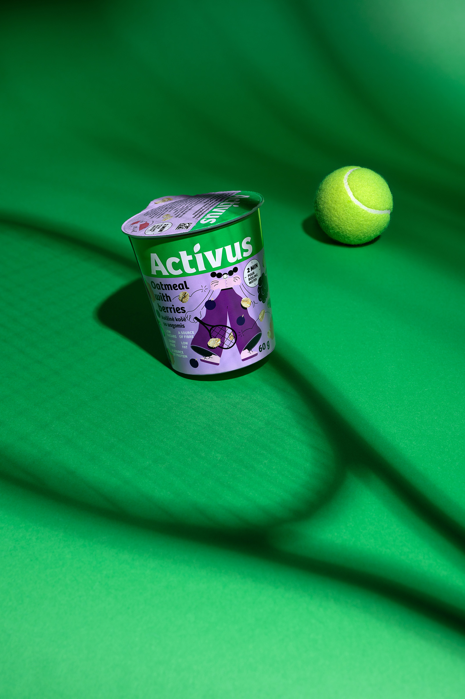 ACTIVUS 杯裝健康速食早餐午餐包裝設計，比例夸張的活力人物插畫