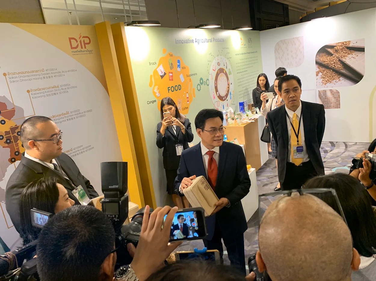 SRISANGDAO RICE 泰國大米禮盒包裝設計“大米壓花+稻殼成型”