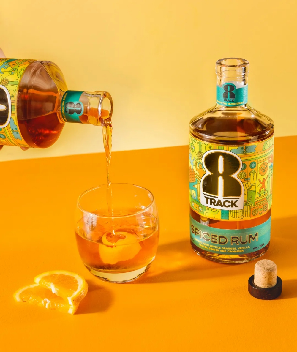 8TRACK香料朗姆酒品牌創(chuàng)建-logo設(shè)計(jì)包裝設(shè)計(jì)，結(jié)合音樂文化線條時(shí)尚插畫元素