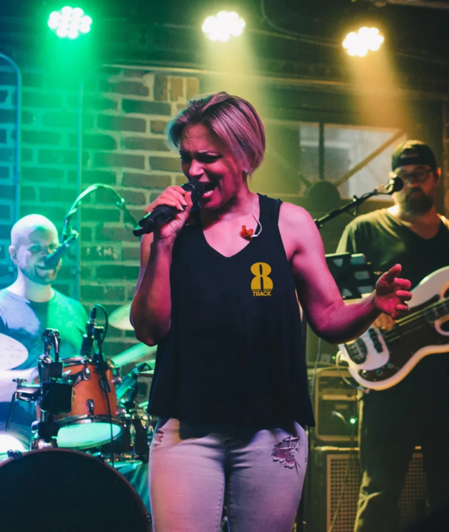 8TRACK香料朗姆酒品牌創(chuàng)建-logo設(shè)計(jì)包裝設(shè)計(jì)，結(jié)合音樂文化線條時(shí)尚插畫元素