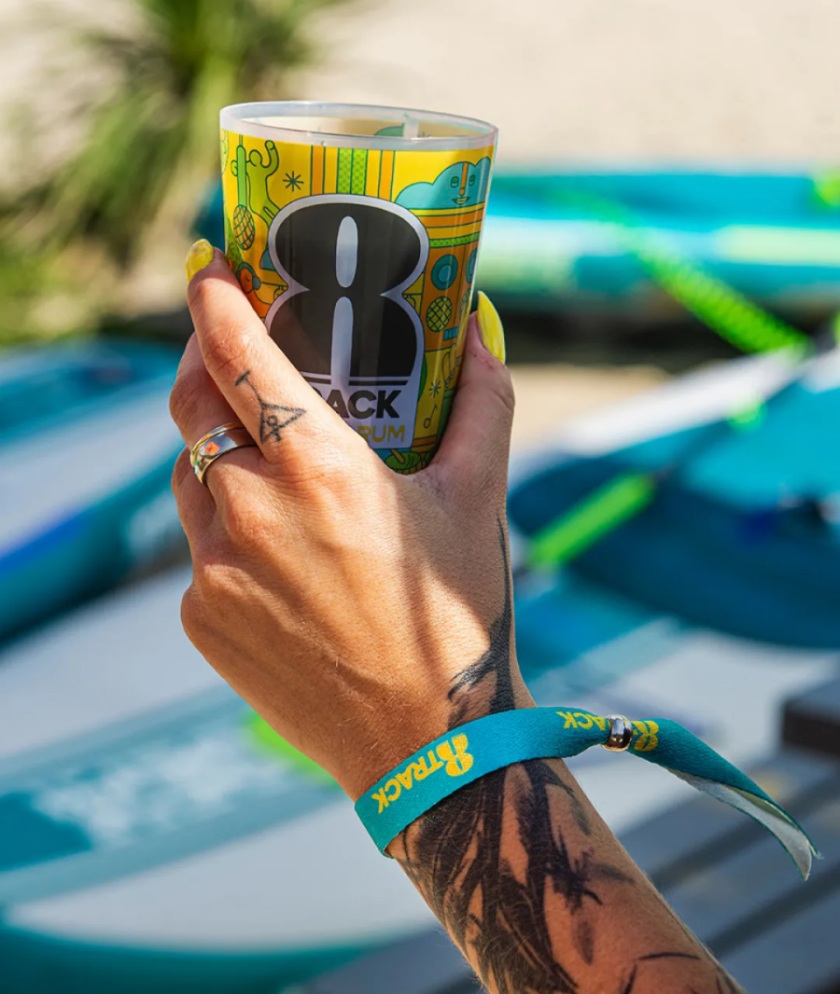 8TRACK香料朗姆酒品牌創(chuàng)建-logo設(shè)計(jì)包裝設(shè)計(jì)，結(jié)合音樂文化線條時(shí)尚插畫元素