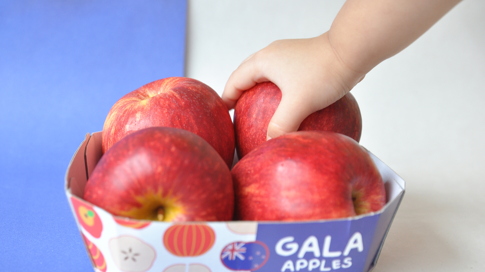 GALA 新西蘭有機蘋果節慶敞開式包裝盒設計，新西蘭國旗色+扁平圖標組合