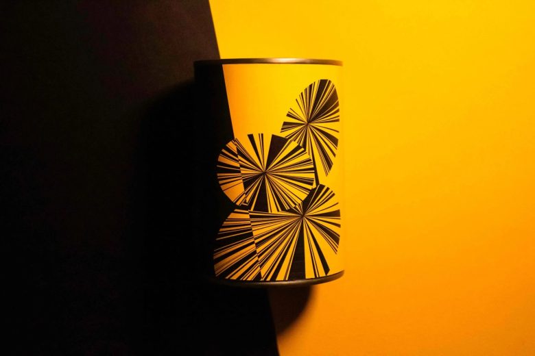 Doppio 食品包裝設計logo設計，黑黃色放射線條組合元素