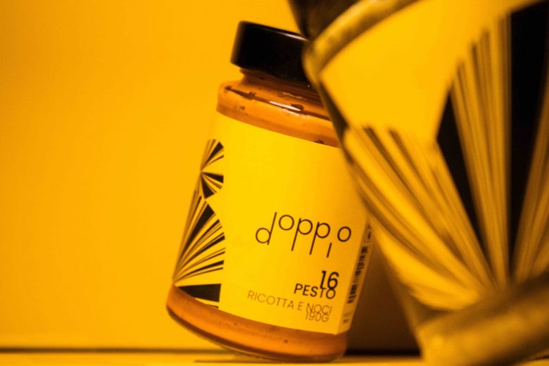 Doppio 食品包裝設計logo設計，黑黃色放射線條組合元素