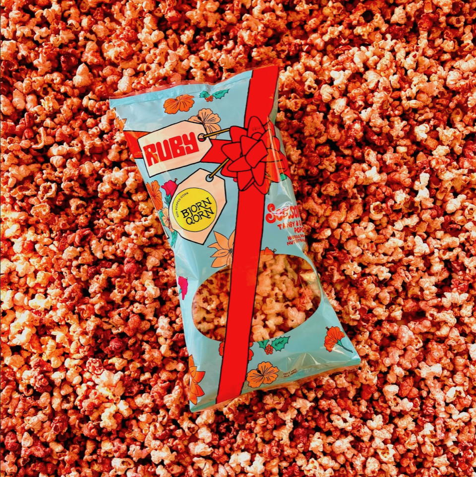 Ruby和BjornQorn 聯(lián)合品牌節(jié)日爆米花包裝設(shè)計(jì)，節(jié)日彩帶元素
