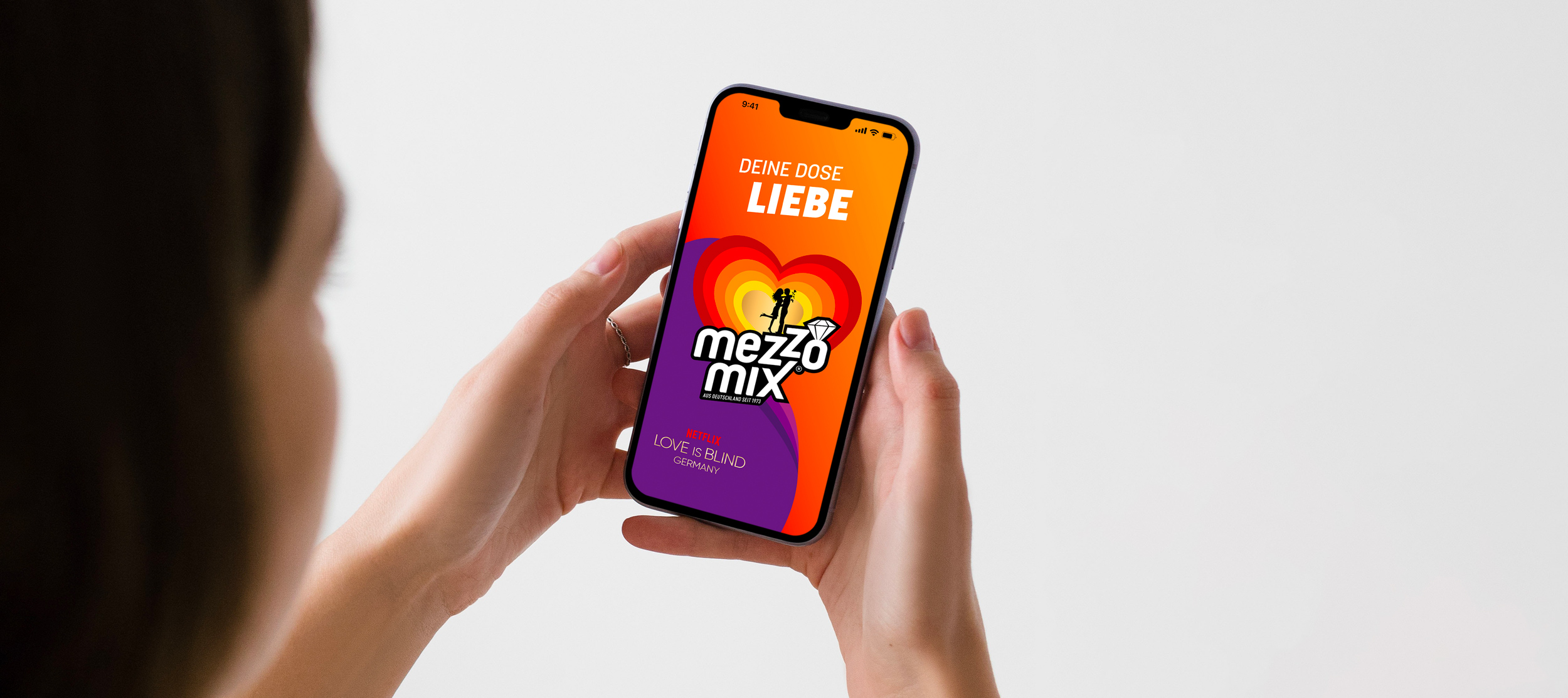 Mezzo Mix 橙子味可樂飲料贊助熱門劇集《盲目愛情》熱烈風格包裝設計堆頭設計