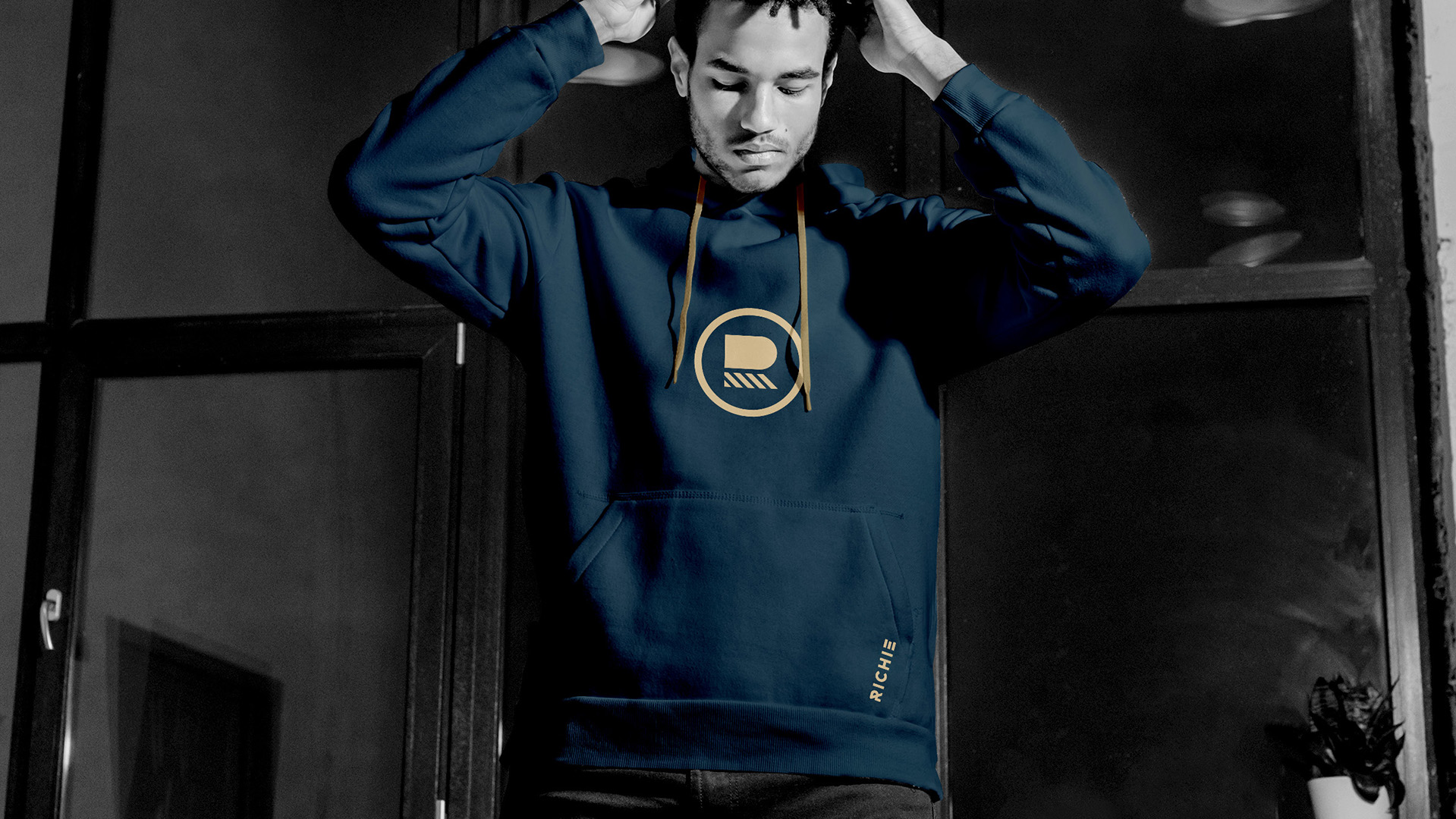 “Richard Carapaz 自行車專業體育運動員個人專業品牌設計，R字母logo